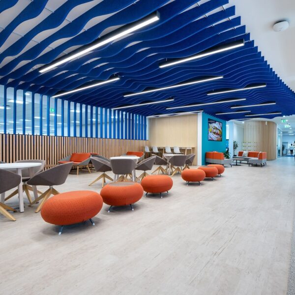 Bafles en fieltro ecológico azul onda espacio compartido oficinas