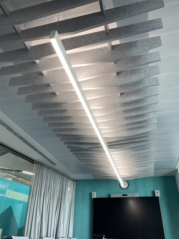 Baffles grigi a soffitto correzione acustica ufficio