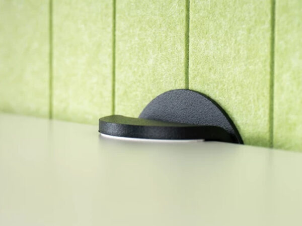 Divisorio de escritorio en fieltro verde detalle fijación negro