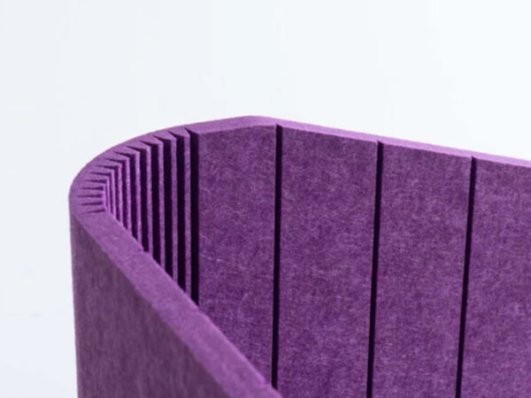 Divisorios de escritorio en fieltro violeta detalle esquina