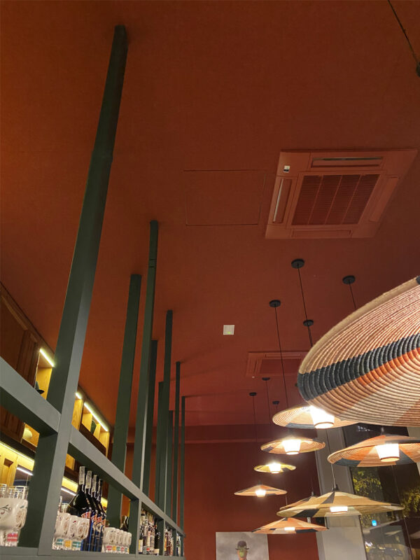 ARCHISONIC® rosso a soffitto e parete per correzione acustica ristorante