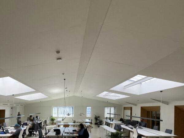 Paneles ARCHISONIC blancos revestimiento sostenible oficina de espacio abierto