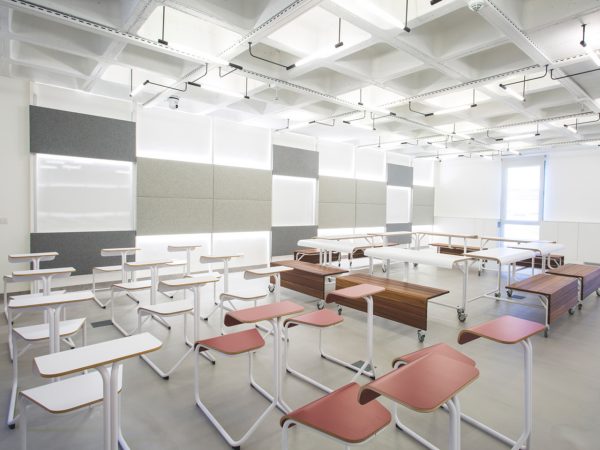 BuzziBlox pannelli acustici a parete e soffitto in aula universitaria