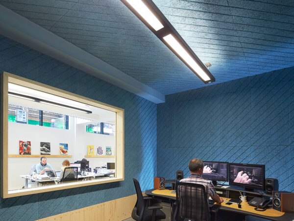 Pannelli BAUX colorati a parete e soffitto per sala montaggio video