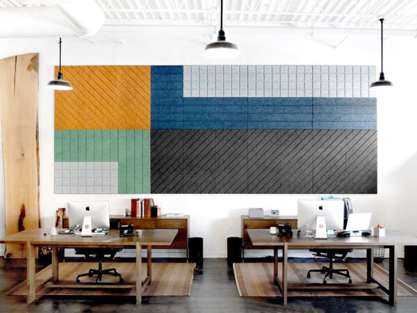 Paneles BAUX  composición colorida a pared oficina
