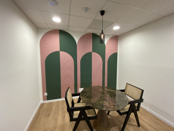 Rivestimenti murali acustici forma ad arco sala ufficio