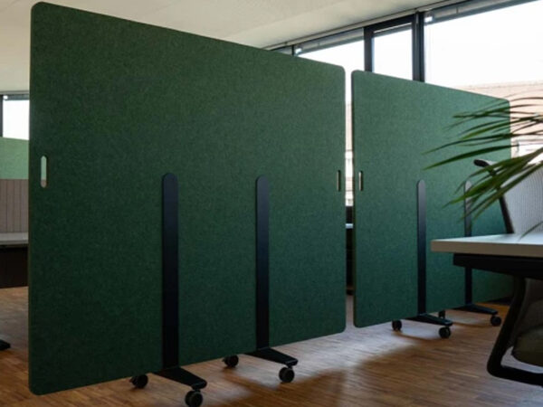 Separatori per ufficio di colore verde con ruote