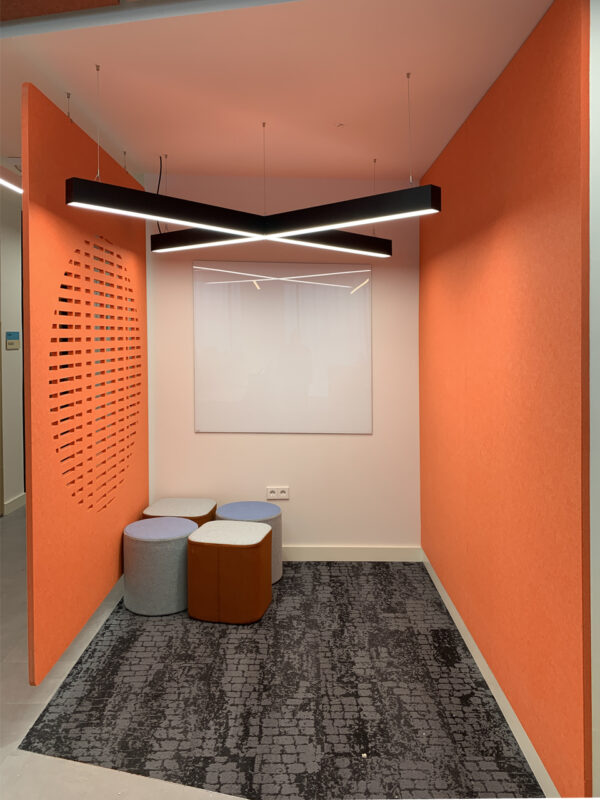 Separadores para oficina de color naranja espacios compartidos empresa