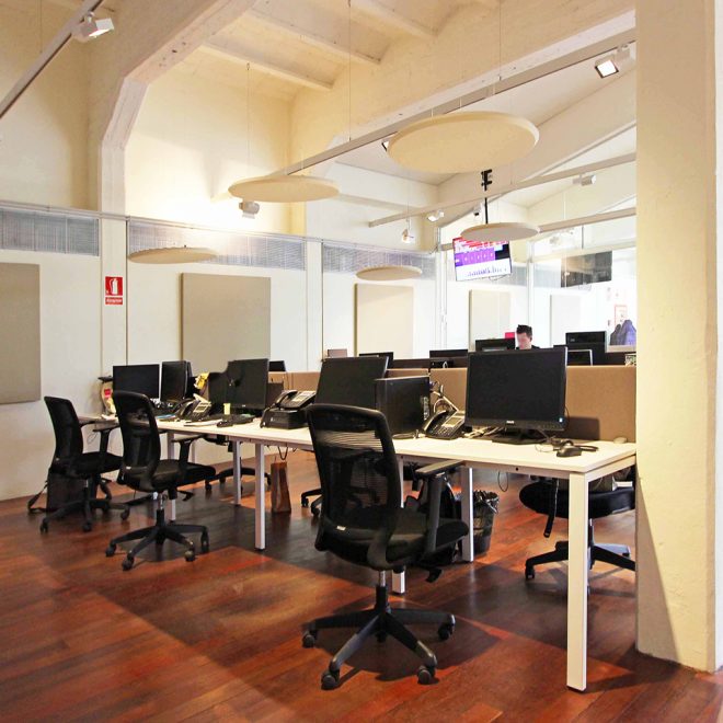 Round ceiling panels for the acoustic correction in call center