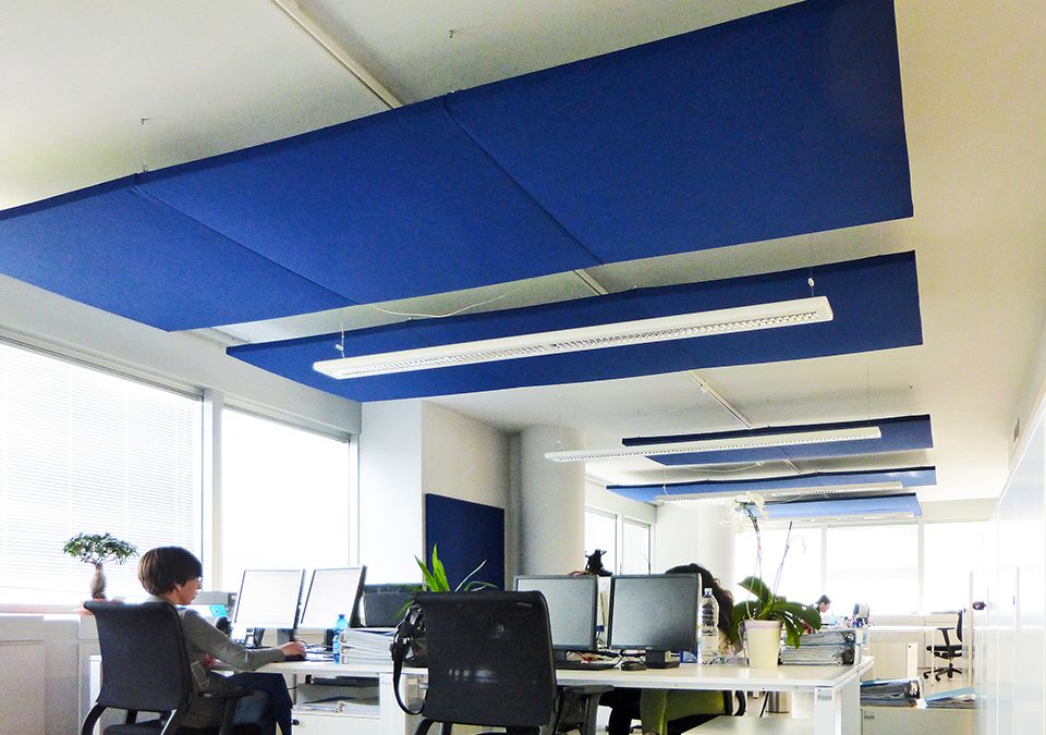 Les panneaux acoustiques au plafond pour le bruit de fond dans un bureau