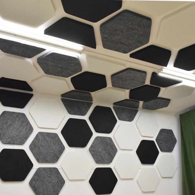 Panneaux hexagonals acoustiques au mur et au plafond JustFiber
