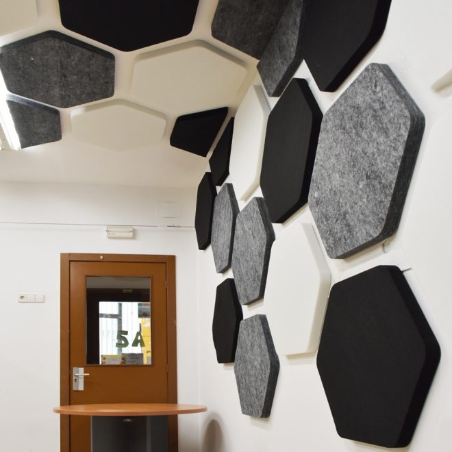 Panneaux phonoabsorbants gris noirs et blancs au mur