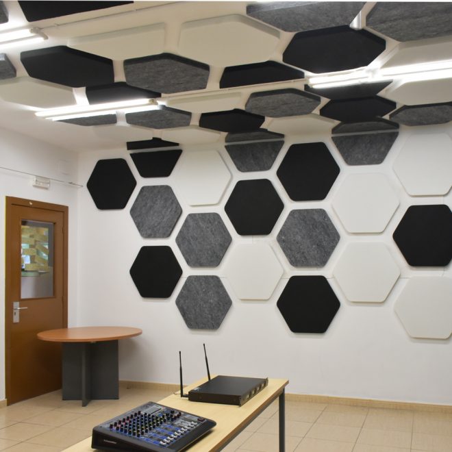 Hexagonal soundproof wall panels in a room of a school