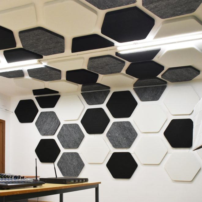 Soundproofing a recording room with acoustic panels