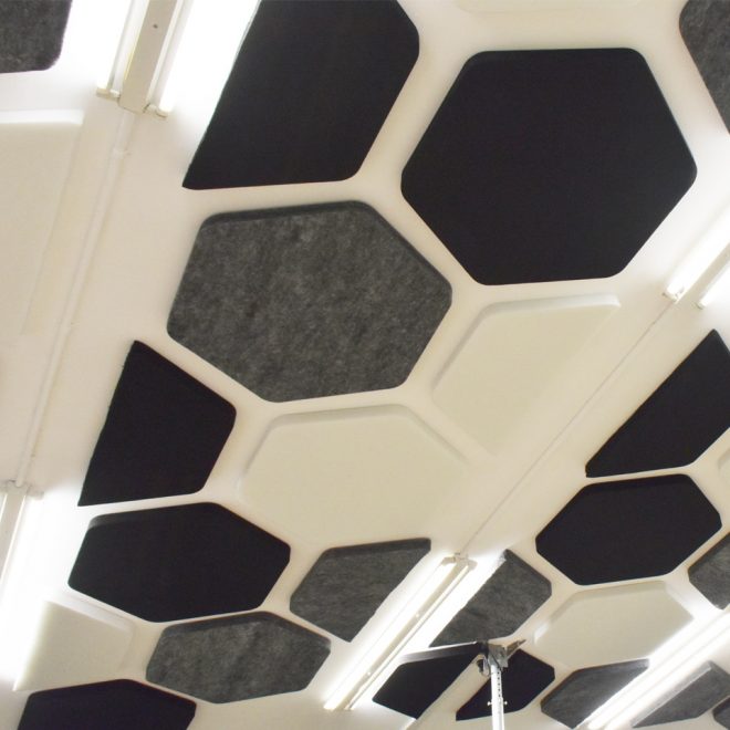 Acoustic false ceiling with hexagonal panels in polyester fiber