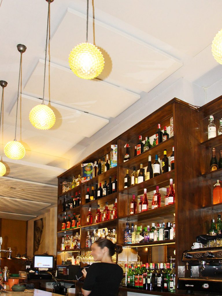 Panneaux phonoabsorbants pour restaurants blancs au plafond