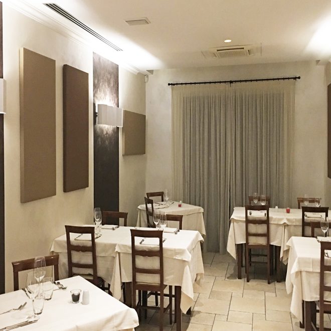 Pannelli a parete per la correzione acustica di un ristorante