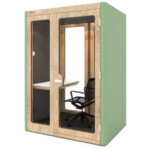 Cabina per call di colore verde con finiture in legno chiaro