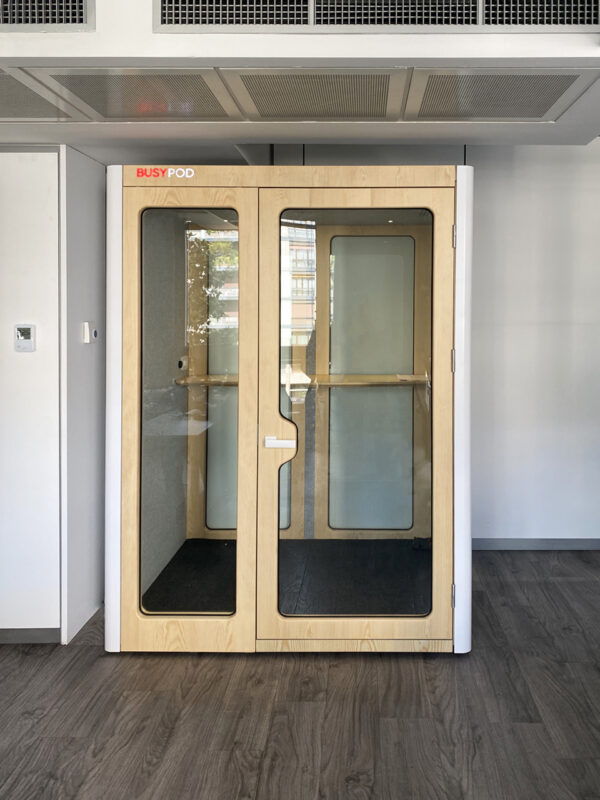 Cabina telefónica paredes lacadas blancas con acabados de madera espacio de trabajo