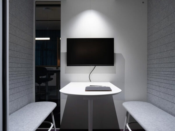 Cabine acustiche modulari schermo e sedute per presentazioni di lavoro