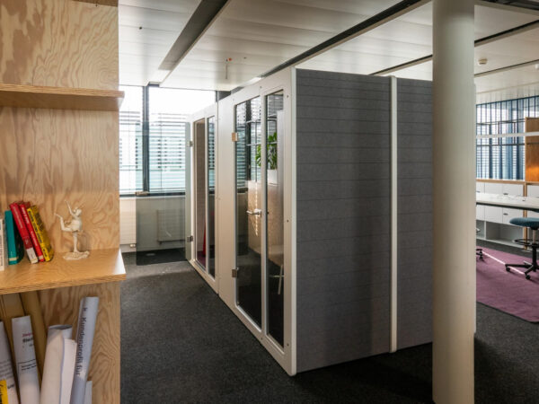 Cabine acustiche modulari rivestite in feltro in un ufficio openspace