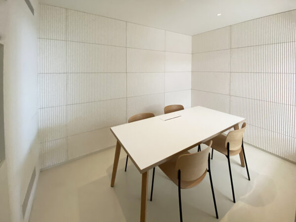 Pannelli sostenibili Pulp a parete bianchi per sala riunioni