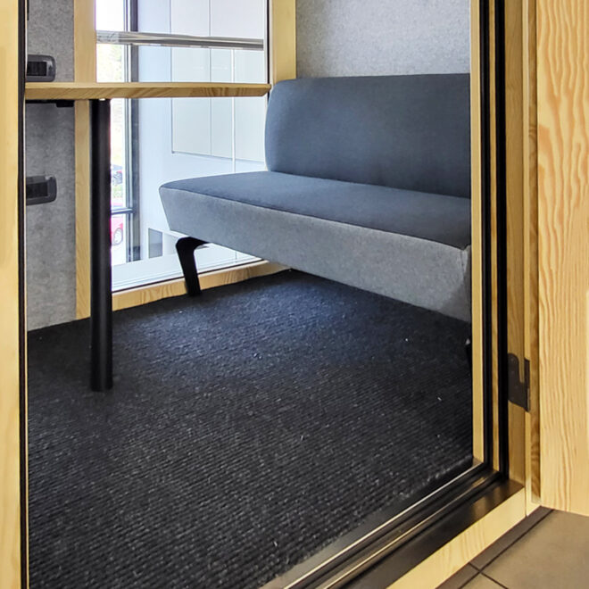 Cabina acústica para reuniones de trabajo detalle interiores y revestimiento en fieltro