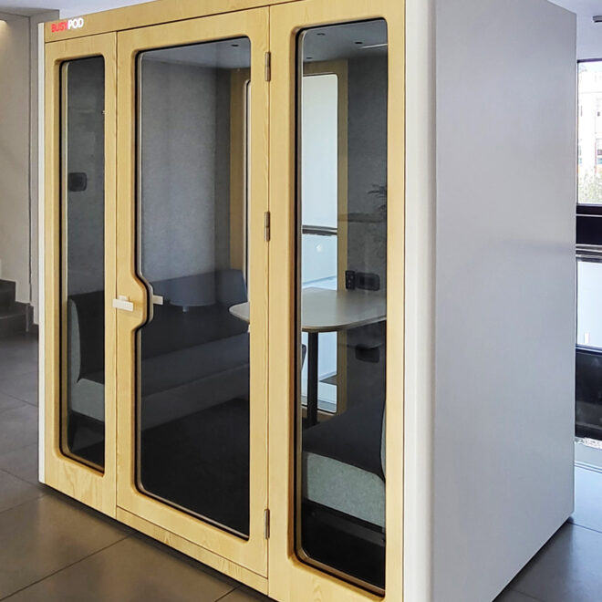 Cabina acustica per riunioni di lavoro per uffici con pareti esterne laccate di bianco